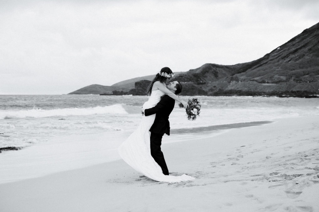 Honolulu elopement photographer for that classic Hawaii wedding look.