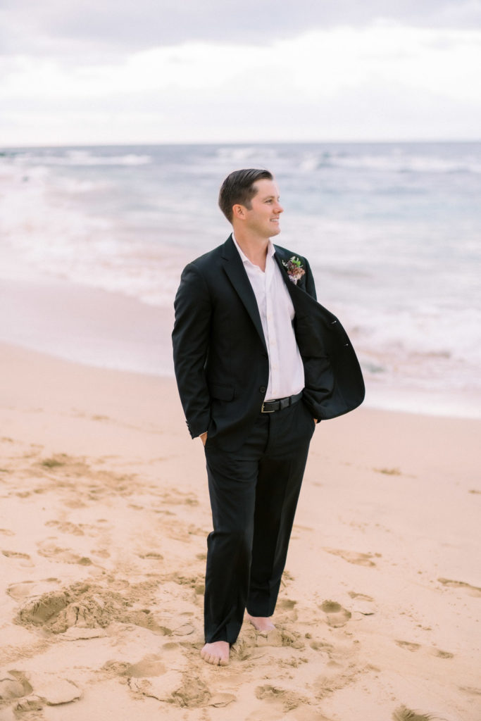 Some of the best wedding photographers Oahu has to offer often choose Sandy Beach, on the south shore as a backdrop for typical Hawaiian wedding photos.