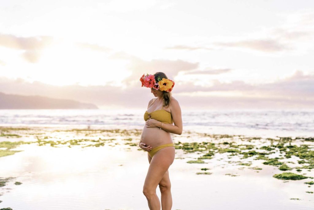 Maternity photoshoot at the beach in Hawaii, 